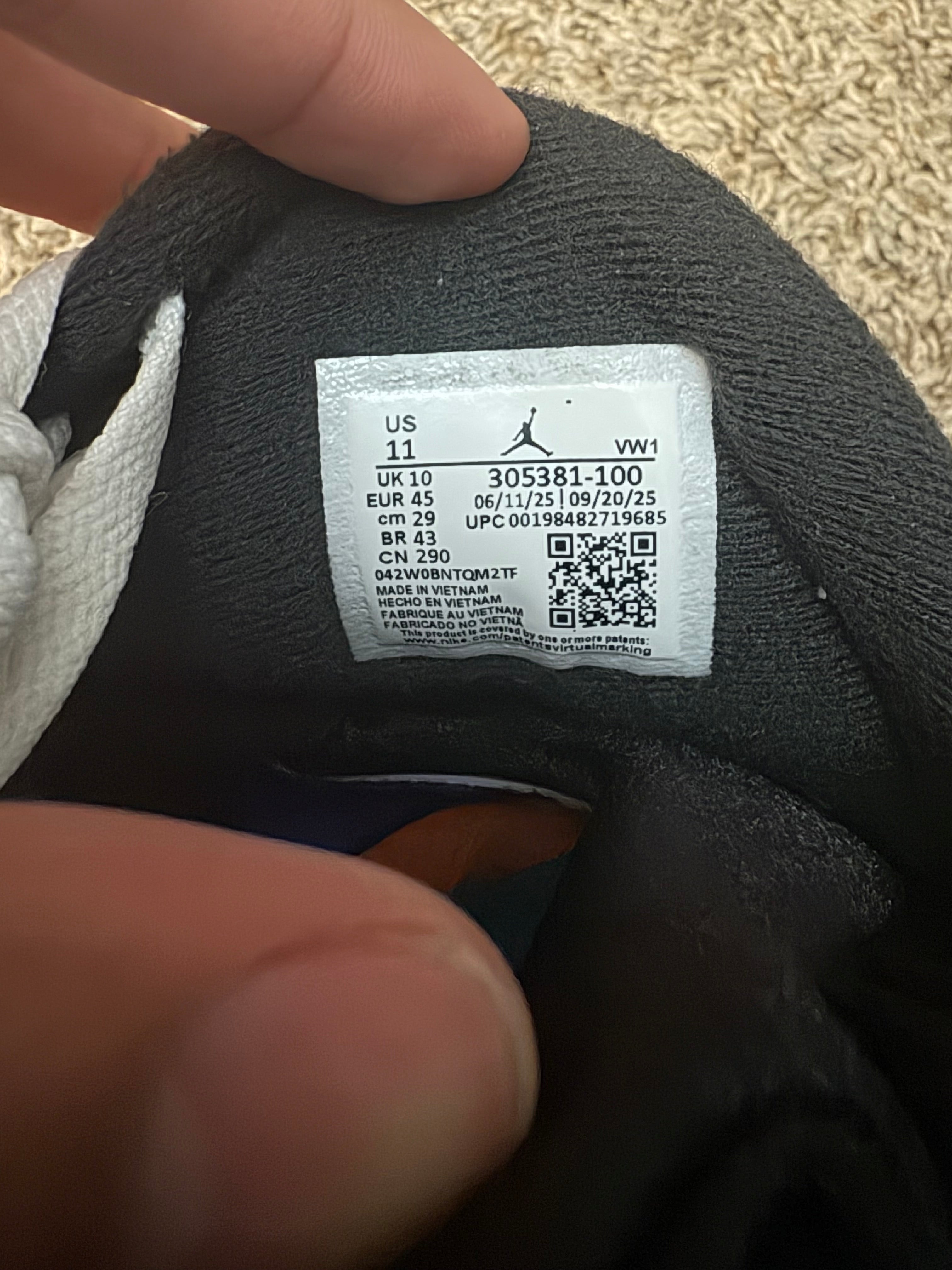 (Pre Owned) Jordan 8 Bugs Bunny 2025 - Size 11